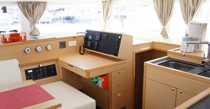 Rent a catamaran in Marina Mandalina - Lagoon 400 S2 
