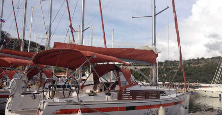 Rent a sailboat in Marina Kremik - Salona 38
