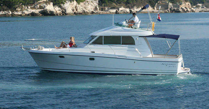 Rent a motorboat in Marina Frapa - Antares 10.80