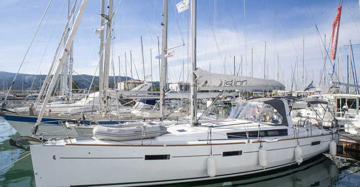 Rent a sailboat in Lefkas Nidri - Oceanis 45