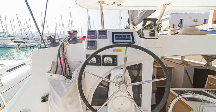 Rent a catamaran in Nidri Marine - Lagoon 380