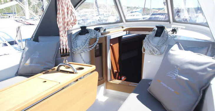 Rent a sailboat in Marina Kremik - Bavaria Cruiser 33