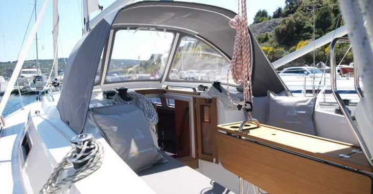 Rent a sailboat in Marina Kremik - Bavaria Cruiser 33
