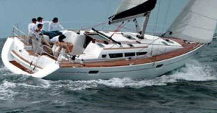 Rent a sailboat in Cala dei Sardi - Sun Odyssey 42i
