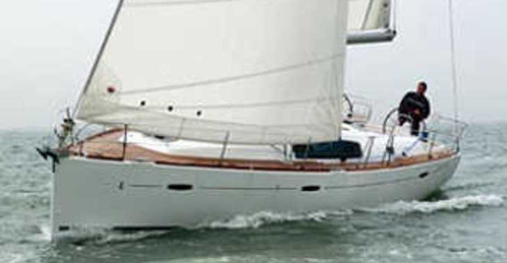 Rent a sailboat in Cala dei Sardi - Oceanis 43