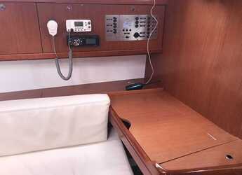 Noleggiare sailboat in Cala dei Sardi - Oceanis 43