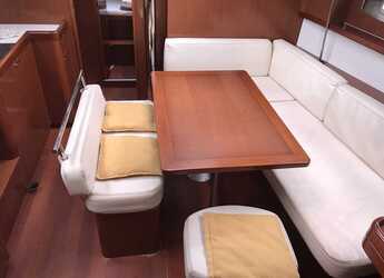 Noleggiare sailboat in Cala dei Sardi - Oceanis 43