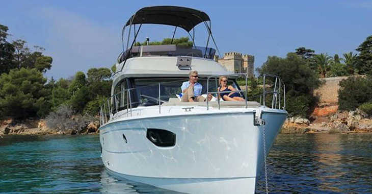 Rent a motorboat in Veruda Marina - Bavaria E40 Fly