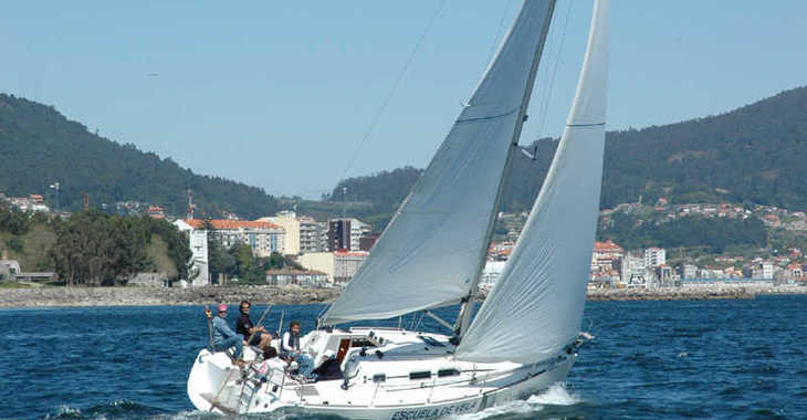 Alquilar velero en Vigo  - Elan 31 Performance