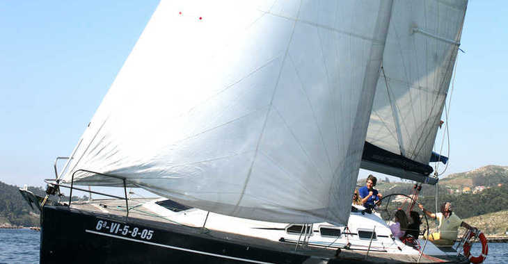 Rent a sailboat in Vigo  - Elan Performance 37