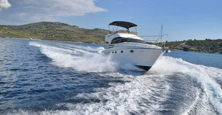 Rent a motorboat in Marina Kremik - Fairline Phantom 40