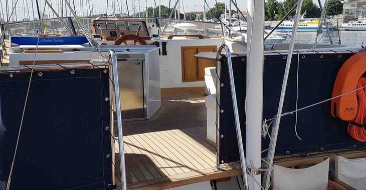 Rent a motorboat in Marina Tankerkomerc - Hampton 42