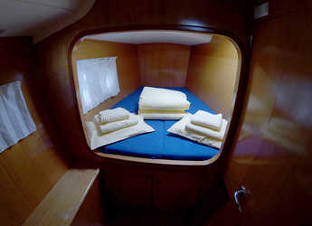 Rent a catamaran in Marina Mandalina - Lagoon 380 S2