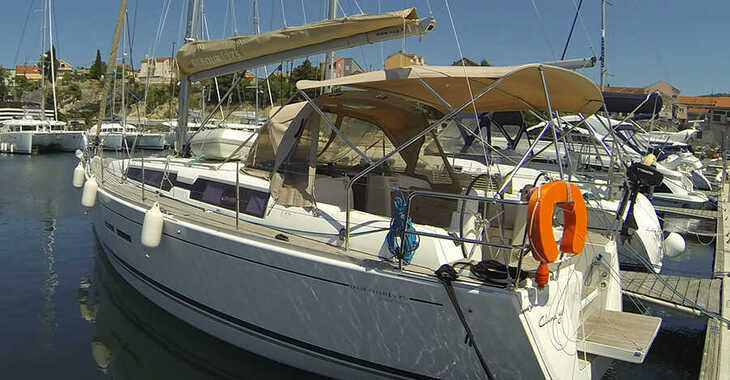 Rent a sailboat in Marina Mandalina - Dufour 375 GL