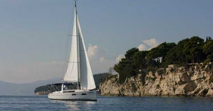 Rent a sailboat in Split (ACI Marina) - Beneteau Oceanis 35