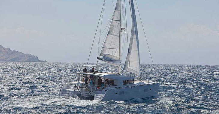 Rent a catamaran in Marina di Cannigione - Lagoon 400 S2