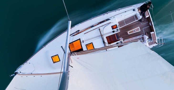 Rent a sailboat in Marina di Portorosa - Dufour 382 GL