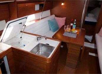 Rent a sailboat in Contra Muelle Mollet - Dufour 335 Grand Large (2Cab)