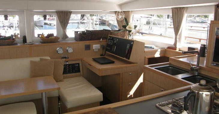 Rent a catamaran in Marina Le Marin - Lagoon 400 S2