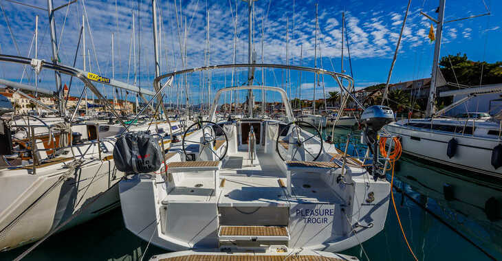 Rent a sailboat in Trogir ACI Marina - Oceanis 38.1