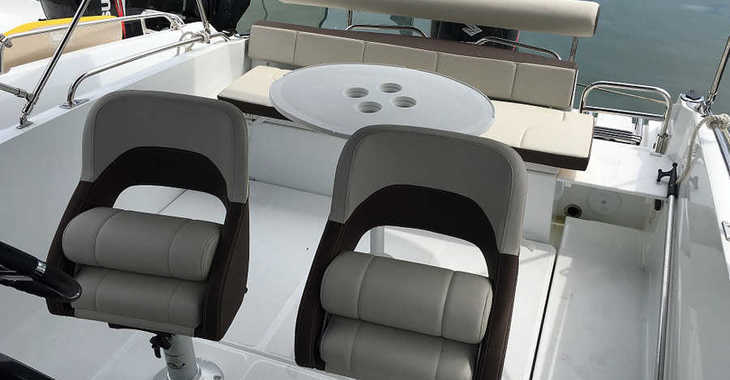 Chartern Sie motorboot in Club Nàutic Estartit - Beneteau Flyer 6.6 Sundeck