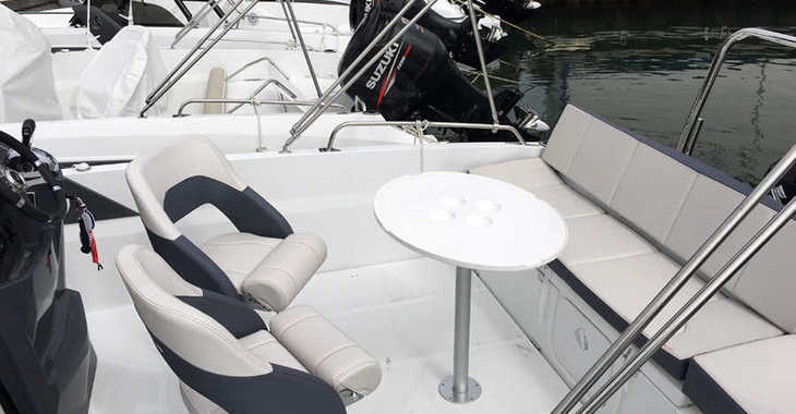 Chartern Sie motorboot in Club Nàutic Estartit - Beneteau Flyer 6.6 Spacedeck