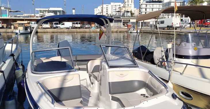 Chartern Sie motorboot in Club Naútico de Sant Antoni de Pormany - Chaparral Suncoast 230