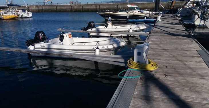 Rent a motorboat in Port of Sansenxo - Astec 400