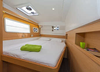 Rent a catamaran in Lavrion Marina - Lagoon 400S2