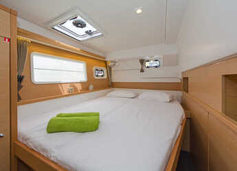 Rent a catamaran in Lavrion Marina - Lagoon 400S2