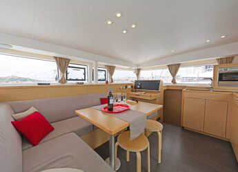 Rent a catamaran in Lavrion Marina - Lagoon 400S2