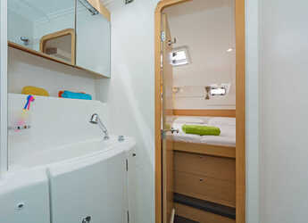 Rent a catamaran in Lavrion Marina - Lagoon 400S2