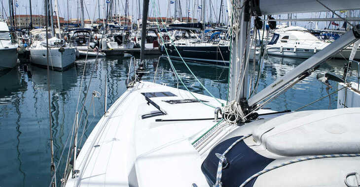Rent a sailboat in Lavrion Marina - Hanse 415
