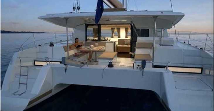 Alquilar catamarán en Cala dei Sardi - Helia 44