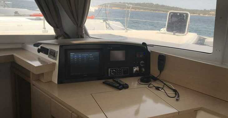 Rent a catamaran in Cala dei Sardi - Helia 44