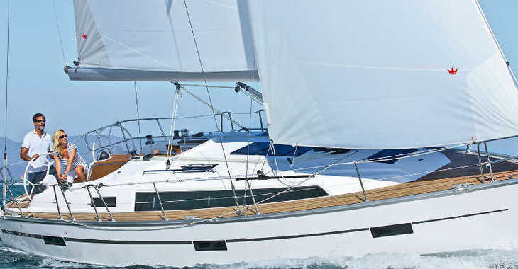 Rent a sailboat in Alimos Marina Kalamaki - Bavaria Cruiser 37/2 cbs