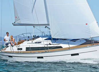 Rent a sailboat in Alimos Marina - Bavaria Cruiser 37