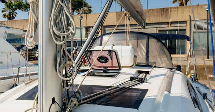 Rent a sailboat in Port Olimpic de Barcelona - Beneteau Oceanis 43
