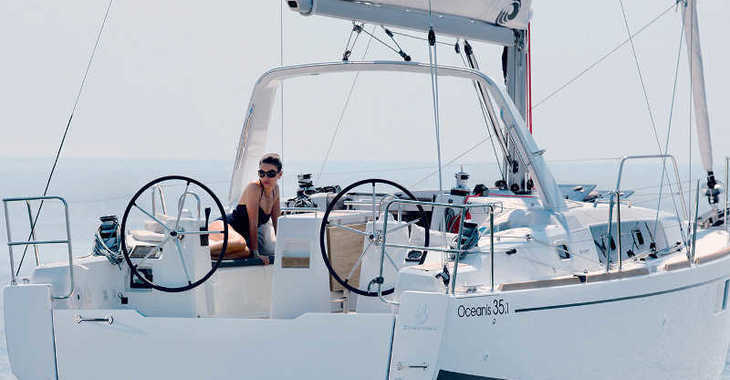 Rent a sailboat in Port Olimpic de Barcelona - Oceanis 35.1