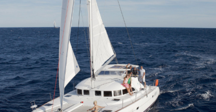 Rent a catamaran in Platja des Jondal - Lagoon 380