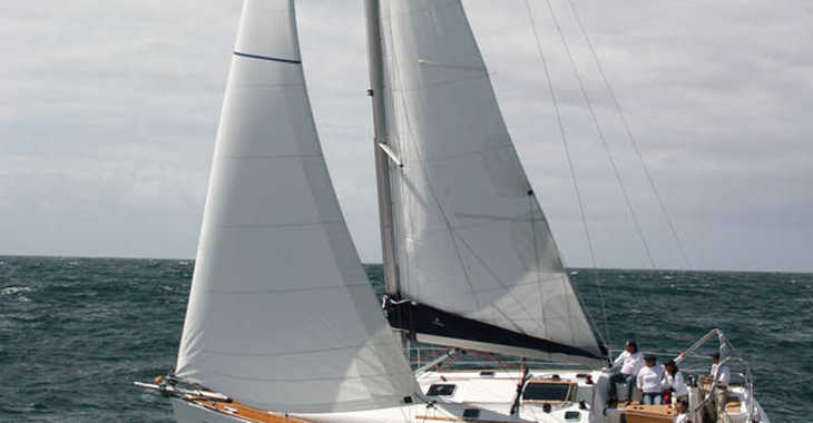Chartern Sie segelboot in Lavrion Marina - Sun Odyssey 42 i