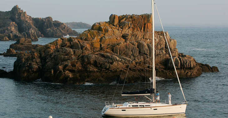 Rent a sailboat in Lavrion Marina - Sun Odyssey 42 i