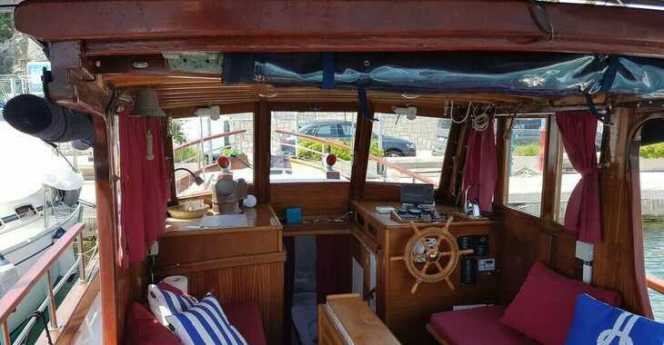 Rent a motorboat in Marina Lucica Špinut - Classsic dalmatian boat