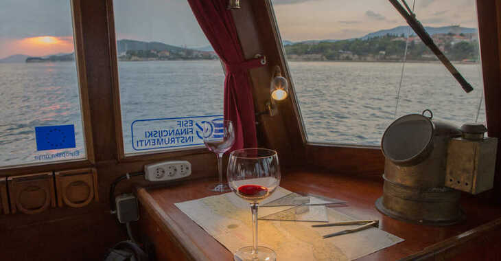 Alquilar lancha en Marina Lucica Špinut - Classsic dalmatian boat