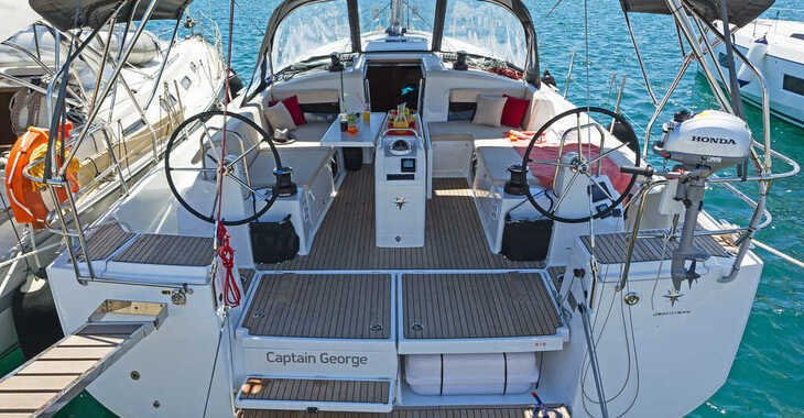 Chartern Sie segelboot in Lavrion Marina - Sun Odyssey 490