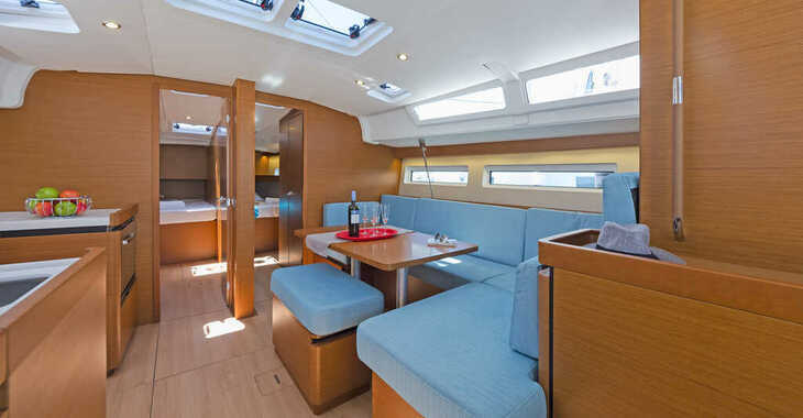 Chartern Sie segelboot in Lavrion Marina - Sun Odyssey 490
