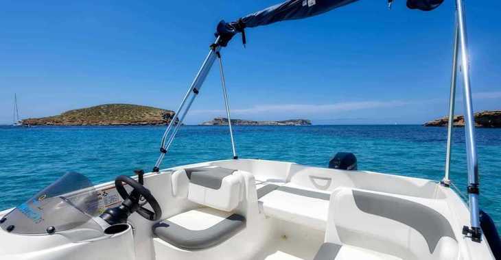 Rent a motorboat in Club Naútico de Sant Antoni de Pormany - Bayliner Element E16