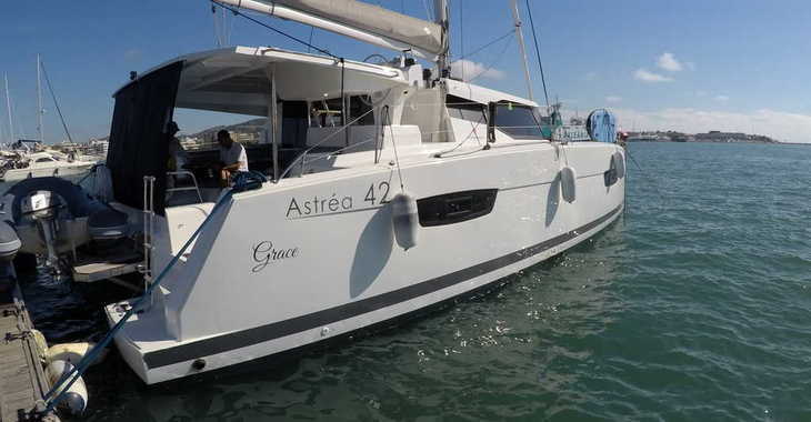 Rent a catamaran in Club Náutico Ibiza - Fountaine Pajot Astrea 42