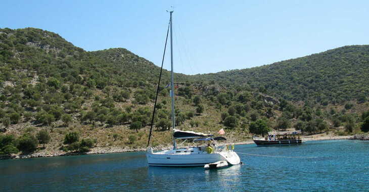 Rent a sailboat in Ece Marina - Oceanis 323