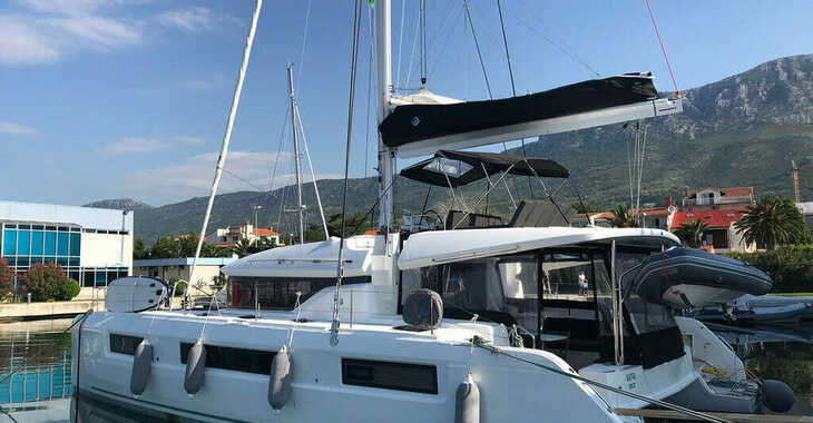 Alquilar catamarán en Marina Kastela - Lagoon 50